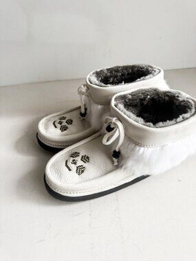 Manitobah Mukluks White Leather Beaded Embroidered Winter Booties 11